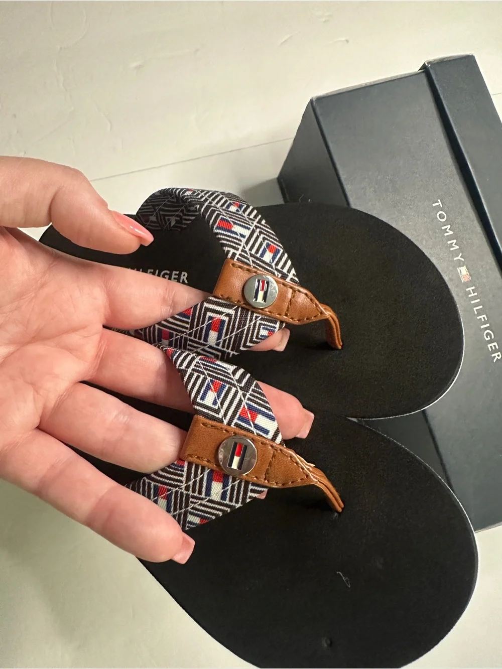 NIB Tommy Hilfiger Women's Patterned Logo Flip Flops Womens 6